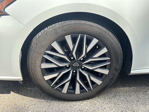 Used 2025 Nissan Altima 2.5 SV FWD image 12