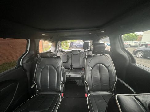 Used 2025 Chrysler Pacifica Limited FWD image 42
