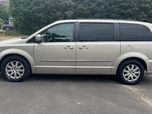 Used 2014 Chrysler Town & Country Touring FWD image 5