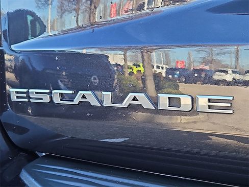 Used 2022 Cadillac Escalade Premium Luxury image 37