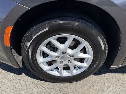 Used 2020 Chrysler Pacifica Touring-L FWD image 7