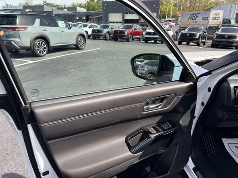 New 2026 Nissan Pathfinder Platinum FWD image 10