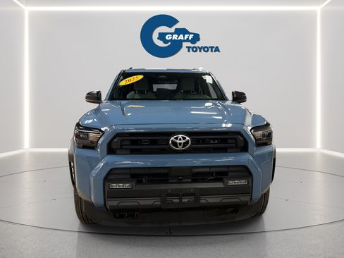 Used 2025 Toyota 4Runner SR5 AWD/4WD image 3