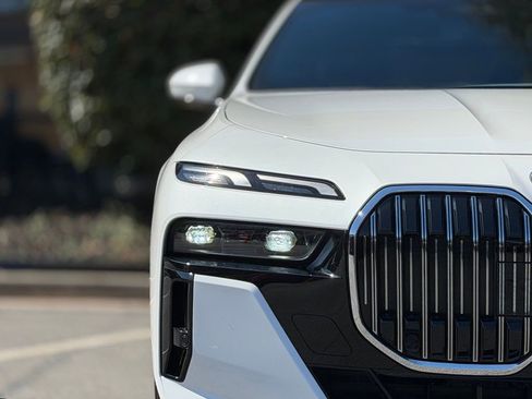 Used 2024 BMW 740i image 4