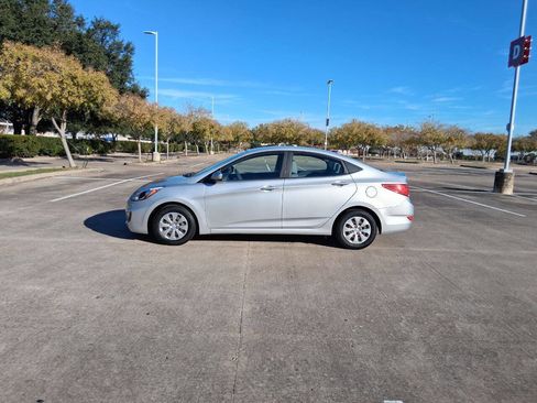 Used 2017 Hyundai Accent SE image 3