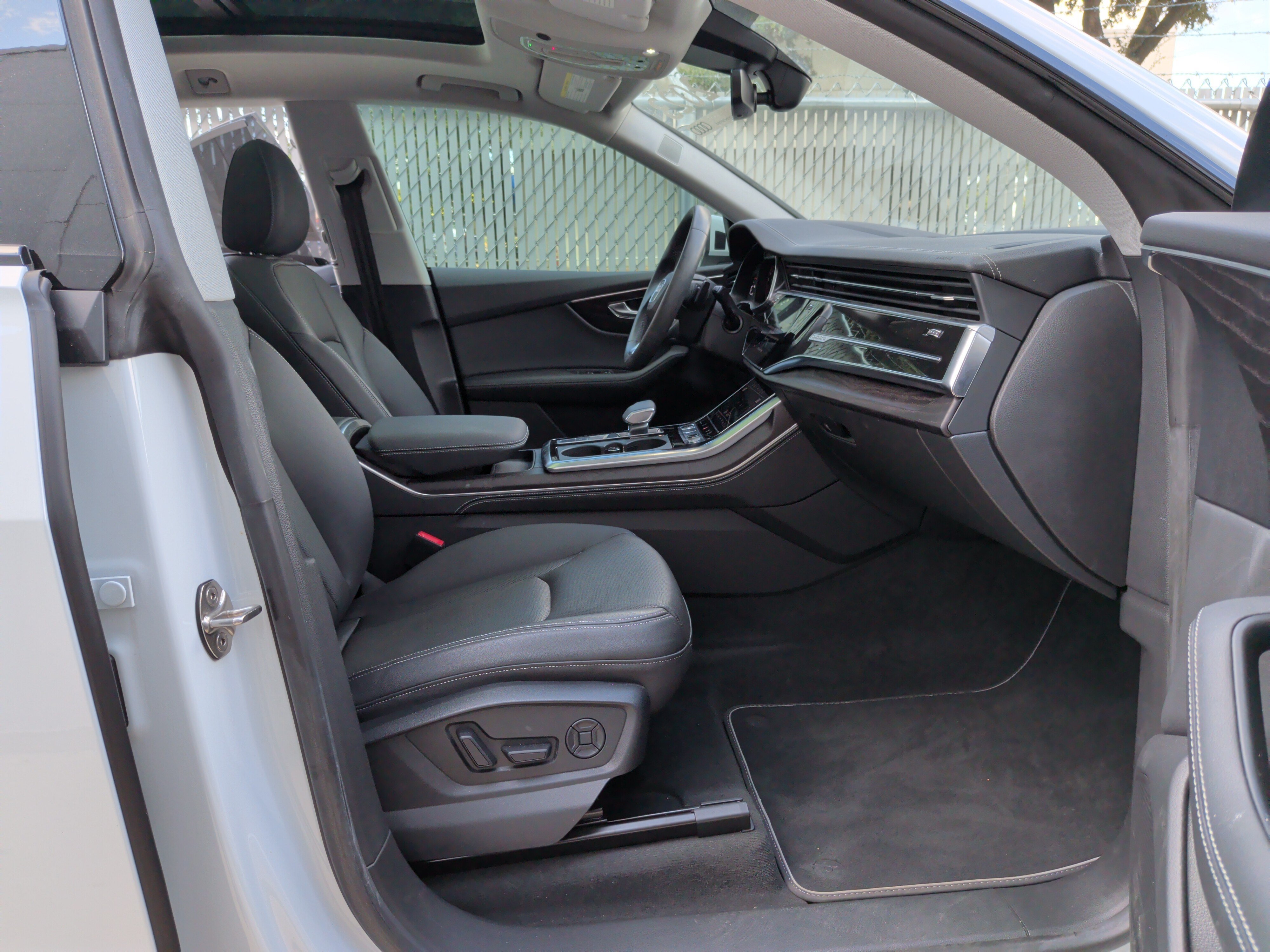 Used 2023 Audi Q8 Prestige AWD/4WD image 34