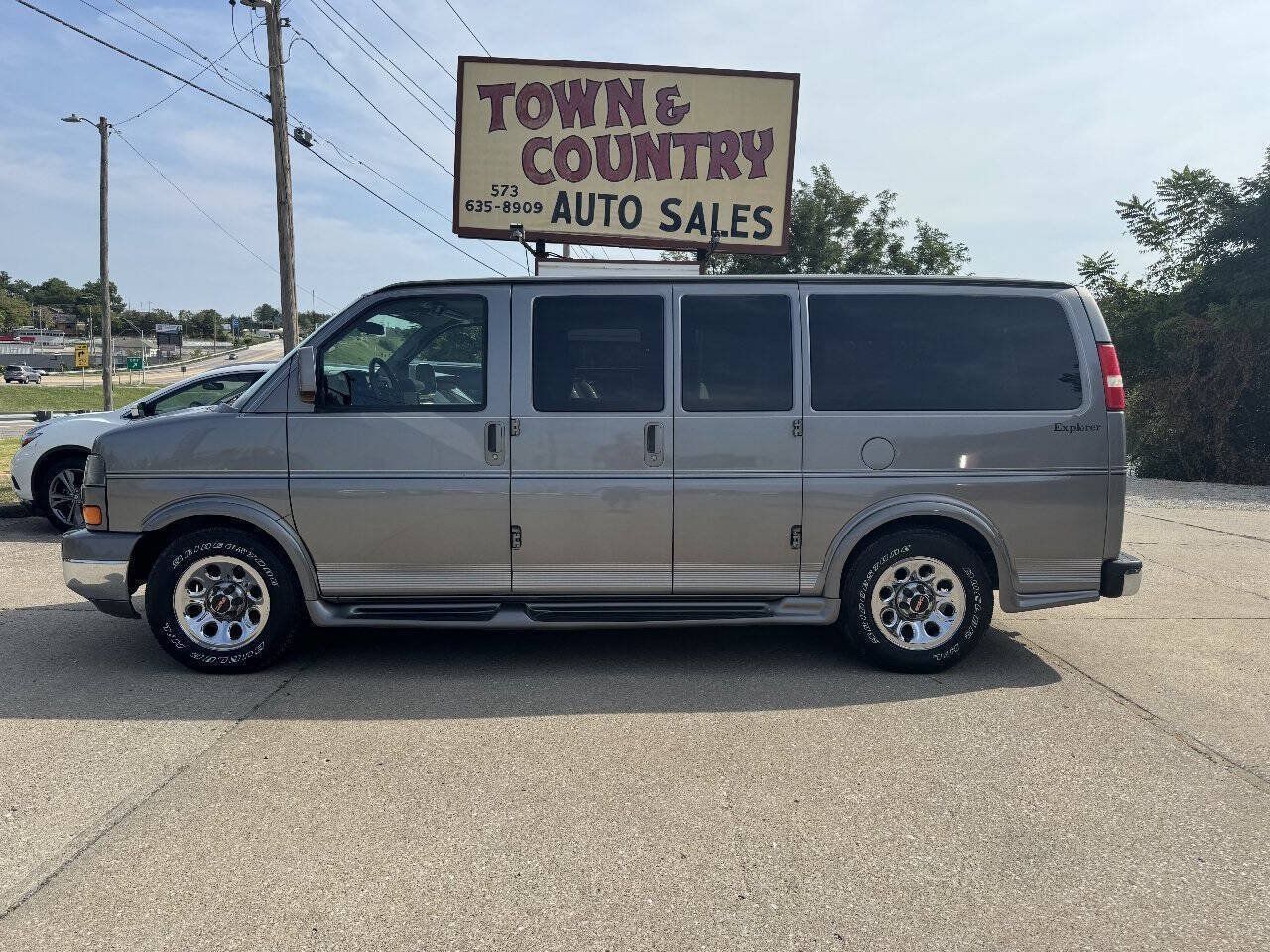 Used 2010 GMC Savana 1500 w/ Preferred Equipment Group RWD image 4