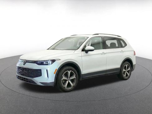Used 2026 Volkswagen Tiguan SE AWD/4WD image 3