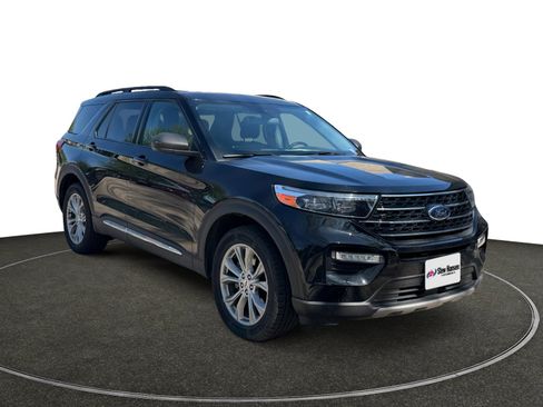 Used 2020 Ford Explorer XLT w/ Equipment Group 202A AWD/4WD image 8