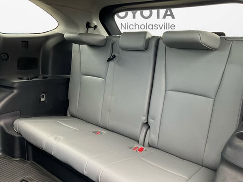 Used 2023 Toyota Highlander Limited AWD/4WD image 19