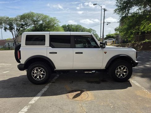 Used 2025 Ford Bronco Badlands image 43