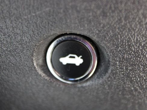 Used 2014 Dodge Challenger SXT RWD image 31