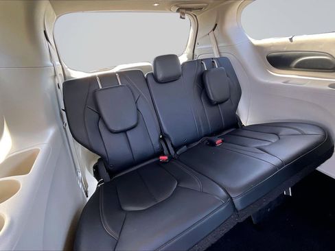 Used 2019 Chrysler Pacifica Touring-L image 28