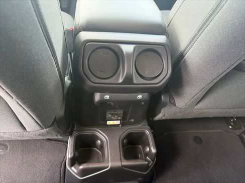 Used 2026 Jeep Wrangler Unlimited Sahara AWD/4WD image 13