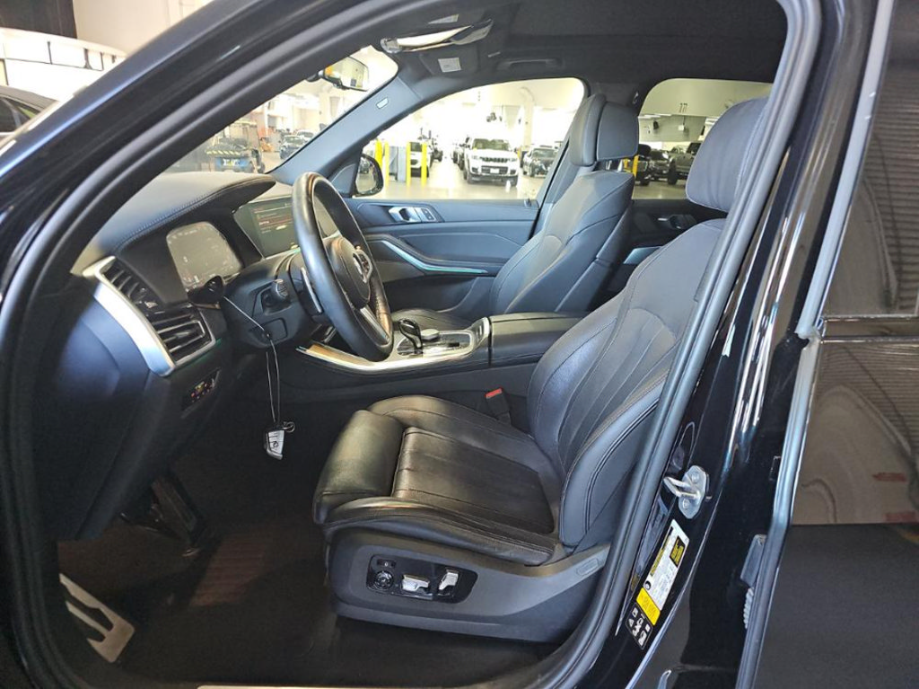 Used 2022 BMW X5 M50i AWD/4WD image 4