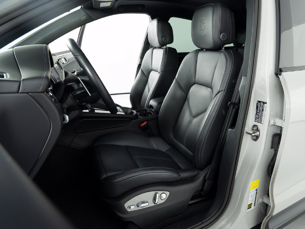 Certified 2026 Porsche Macan Turbo AWD/4WD image 17