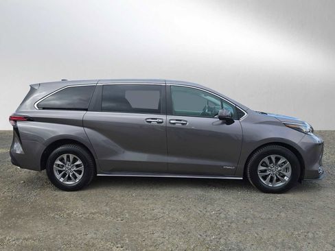 Certified 2021 Toyota Sienna XLE AWD/4WD image 2
