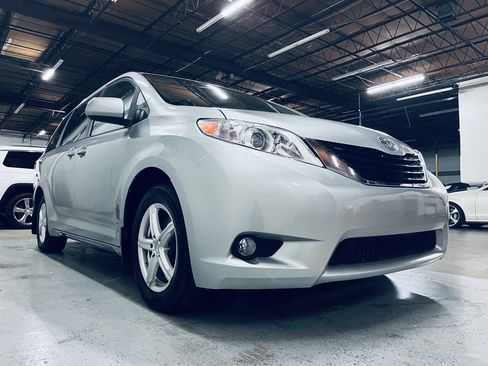 Used 2017 Toyota Sienna LE FWD image 3