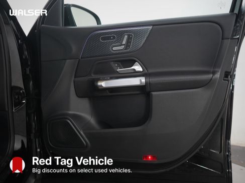 Used 2025 Mercedes-Benz GLB 250 4MATIC image 9