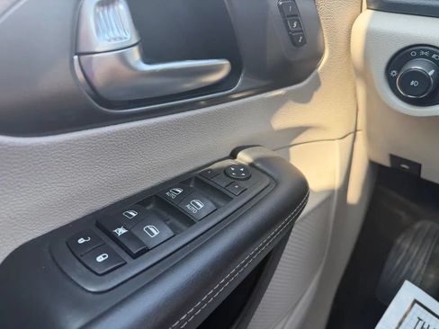 Used 2023 Chrysler Pacifica Touring-L FWD image 12