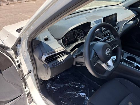 Used 2025 Nissan Altima 2.5 SV FWD image 35