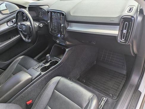 Used 2019 Volvo XC40 T5 Momentum image 25
