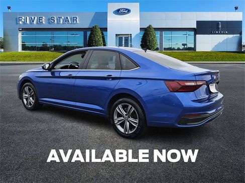 Used 2023 Volkswagen Jetta SE image 5