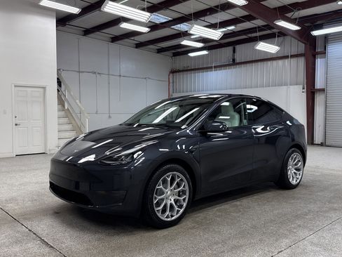 Used 2024 Tesla Model Y 2WD image 1