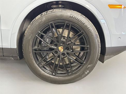 Certified 2026 Porsche Cayenne AWD/4WD image 14