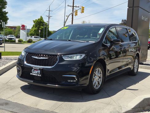 Used 2024 Chrysler Pacifica Touring-L FWD image 9