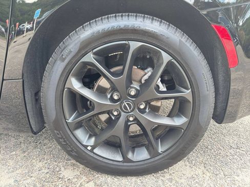 Used 2025 Chrysler Pacifica Limited FWD image 34