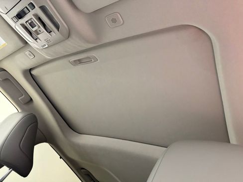 Used 2023 Toyota Highlander XLE image 19