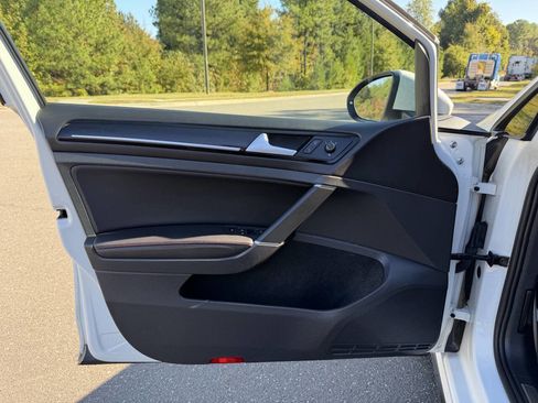 Used 2017 Volkswagen GTI SE image 11