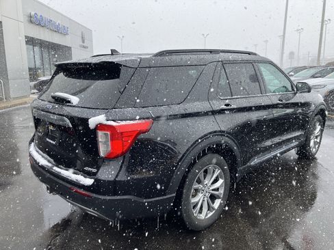 Used 2022 Ford Explorer XLT w/ Equipment Group 202A image 7