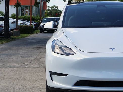 Used 2023 Tesla Model Y Long Range AWD/4WD image 14