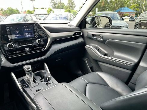 Used 2021 Toyota Highlander XLE FWD image 20
