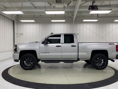 Used 2017 Chevrolet Silverado 1500 LT w/ Redline Edition image 5