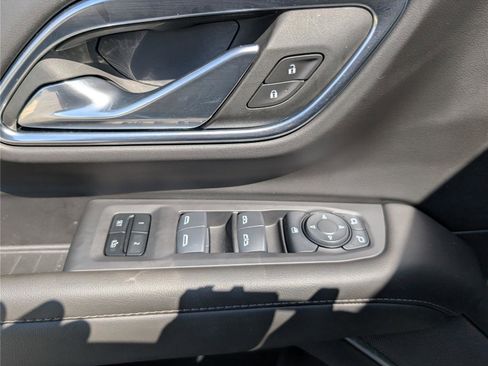 Used 2024 Chevrolet Suburban Z71 image 22