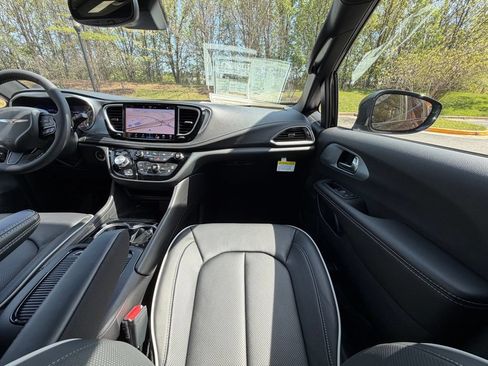 New 2026 Chrysler Pacifica Limited w/ S Appearance Package FWD image 14