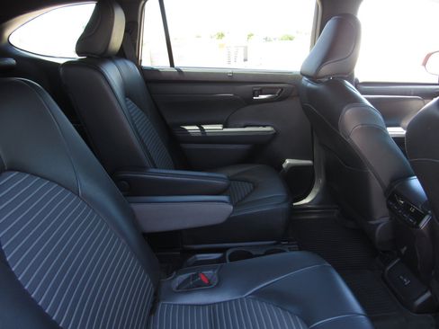 Used 2023 Toyota Highlander XSE FWD image 12