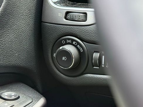 Used 2019 Jeep Cherokee Limited FWD image 12