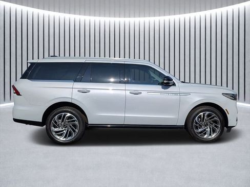 New 2025 Lincoln Navigator Reserve AWD/4WD image 2