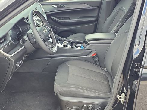 Certified 2023 Jeep Grand Cherokee Laredo w/ Luxury Tech Group I image 18