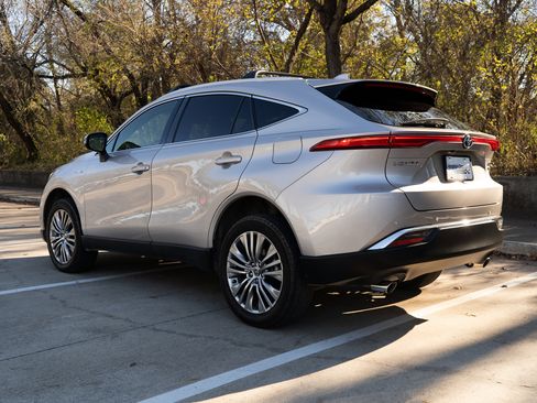 Used 2021 Toyota Venza Limited image 7