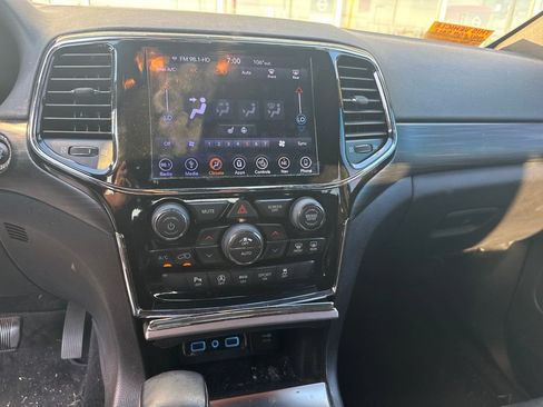 Used 2019 Jeep Grand Cherokee Altitude AWD/4WD image 7