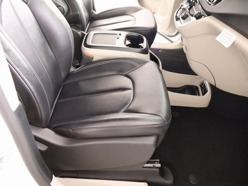 Used 2024 Chrysler Pacifica Touring-L image 14