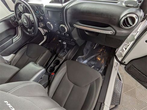 Used 2015 Jeep Wrangler Unlimited Rubicon w/ Connectivity Group image 28
