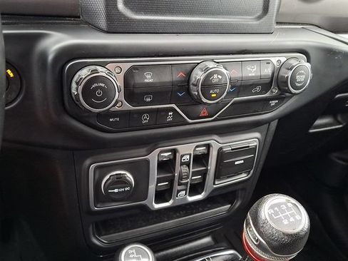 Used 2018 Jeep Wrangler Unlimited Sahara AWD/4WD image 15