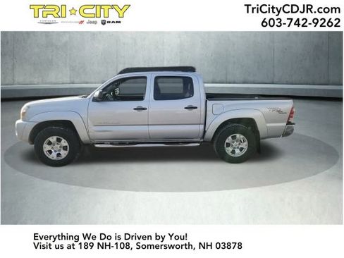 Used 2011 Toyota Tacoma 4x4 Double Cab image 2