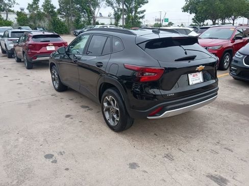 Used 2025 Chevrolet Trax LT w/ LT Convenience Package FWD image 8